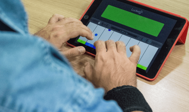 Aplicativo funciona por meio de tablet conectado a uma pulseira, que vibra de acordo com as notas musicais
