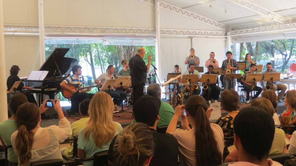 Coordenada por Vinicius Dorin, a Big Band EMESP é composta por jovens músicos que têm contato com a prática de tocar em naipes, além da possibilidade de improvisar e conhecer os diversos gêneros de composição