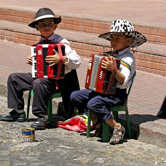 Tocar um instrumento musical contribui para um bom desenvolvimento psicológico e social da criança 