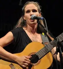 Cantora alemã Dota fala sobre sua relação com a música brasileira e o Nordeste