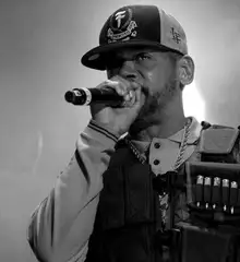 45 anos de Edi Rock, a voz forte da norte