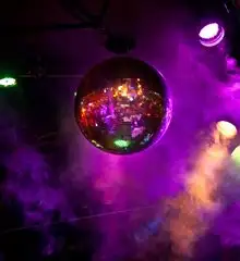 O produtor de Amsterdam, Big Noize Le Funk, dá um show com uma seleção de R&B e disco. Apague as luzes e deixe o som rolar!