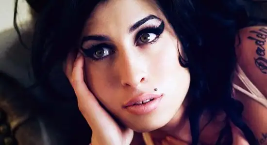 Documentário sobre Amy Winehouse traz "Back to Black" à capela
