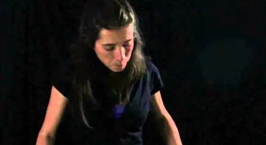 Nath Calan une som e teatro em espetáculo de música cênica