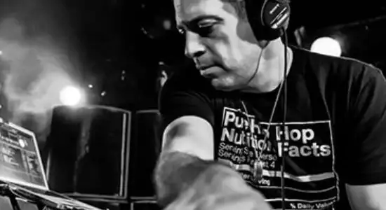 Z-Trip, um dos pioneiros da técnica do mash-up, se apresenta em SP