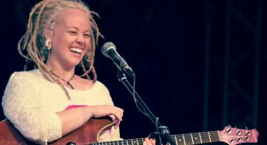 Larissa Baq lança álbum "Voa"